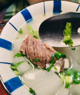 寒冷中一碗热汤，温暖你心！