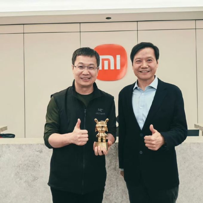 卢伟冰入职小米五周年,雷军送上"金米兔"_什么值得买