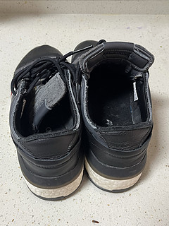 Adidas休闲运动鞋，鞋底儿软弹的像云朵一般。