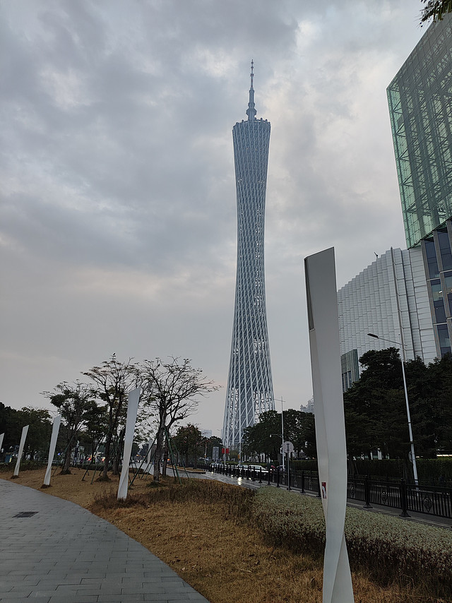 户外体验雨天逛广州塔