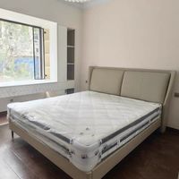 现代简约主卧大床，打造舒适睡眠空间！