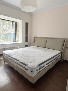 现代简约主卧大床，打造舒适睡眠空间！
