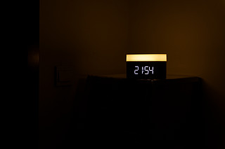 床头/桌面的精致小摆件—VFZ多功能无线充小夜灯