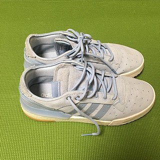  超级舒适的阿迪达斯三叶草运动休闲鞋分享。