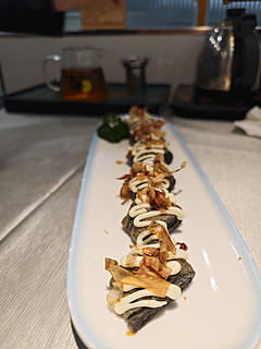 鳗鱼+竹炭+木鱼花，这广式早茶像个寿司又像个章鱼烧…