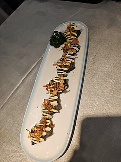 鳗鱼+竹炭+木鱼花，这广式早茶像个寿司又像个章鱼烧…