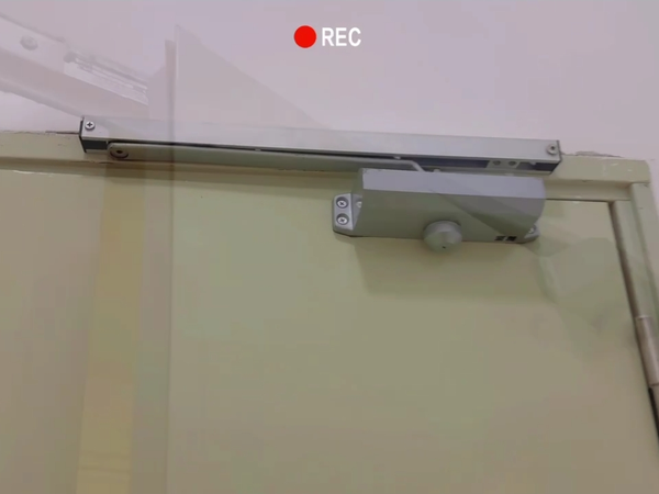坚朗滑轨闭门器展示