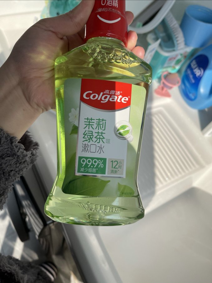 高露洁漱口水