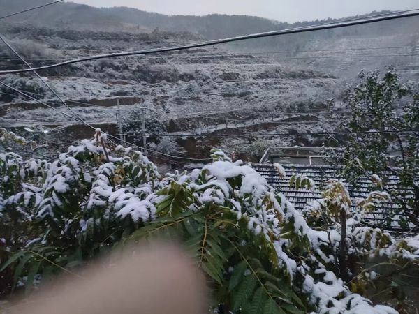 冬季徒步爬山赏雪