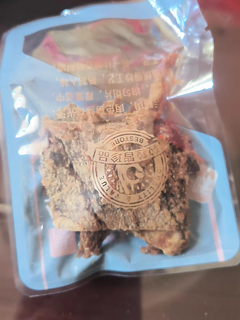 良品铺子的牛肉干手撕肉脯是一款非常受欢迎的休闲小零食