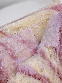 司丹尔芋泥肉松黑全麦三明治是一种美味可口、营养丰富的早餐食品。