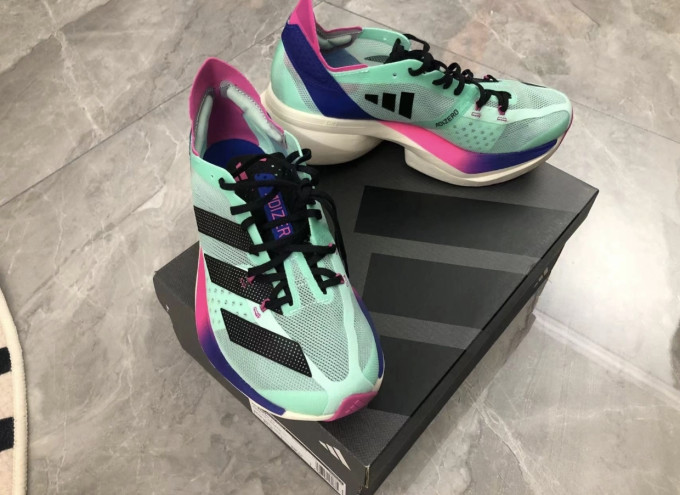 阿迪达斯跑鞋