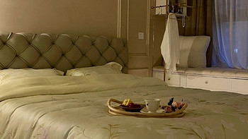 居家焕新之氛围感满满的卧室靠的是悬浮床