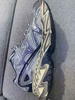 美津侬新出来一款脏脏鞋，是一款机能山系运动鞋，非常有个性，休闲运动慢跑都可以穿！