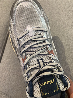 美津侬新出来一款脏脏鞋，是一款机能山系运动鞋，非常有个性，休闲运动慢跑都可以穿！