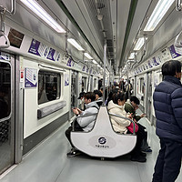 韩国地铁有点意思 背靠背