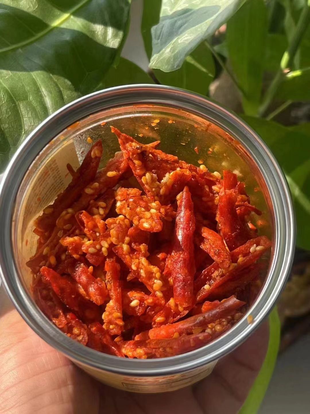 辣椒酥的外皮炸得恰到好处,酥脆可口,而内里的辣椒则是麻辣鲜香,让人