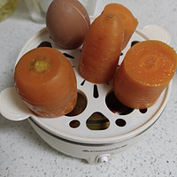 本来想用十几块买的蒸蛋器蒸出溏心蛋～没想到蒸出了软烂入味的胡萝卜🥕^_^
