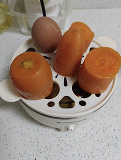 本来想用十几块买的蒸蛋器蒸出溏心蛋～没想到蒸出了软烂入味的胡萝卜🥕^_^