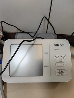 ￼￼欧姆龙（OMRON）房颤血压计上臂式电子血压仪家用大屏血压测量仪 U734T 送礼送长辈老人￼￼