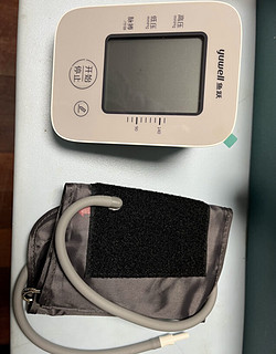 ￼￼鱼跃(yuwell)电子血压计 高精准上臂式血压仪家用 舒适加压低噪设计 医用测血压测量仪经典大屏性￼￼