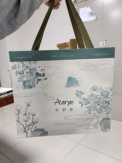 AARYE安野屋山野护手霜礼盒是一款具有保湿和滋润效果的护手霜