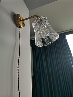 在家的小角落添置一盏复古黄铜玻璃壁灯