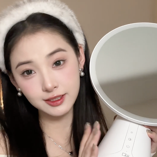 我总觉得自己化的妆不够精致，后来发觉是化妆镜的问题。