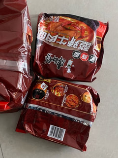 康师傅老陈醋酸辣牛肉面，美味速食好伴侣。