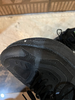 谁能想到跑步这么费鞋！才穿半年的碳板跑鞋就鞋面起胶、鞋底磨损！