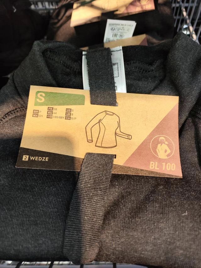 迪卡侬这一套运动跑步保暖衣裤加起来才几十块，绝对性价比最好的了！