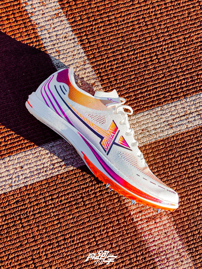 特步首款中长跑钉鞋–特步06010