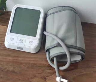 ￼￼袋鼠医生血压计血压仪家用医用血压测量仪 上臂式智能全自动语音播报高精准￼￼