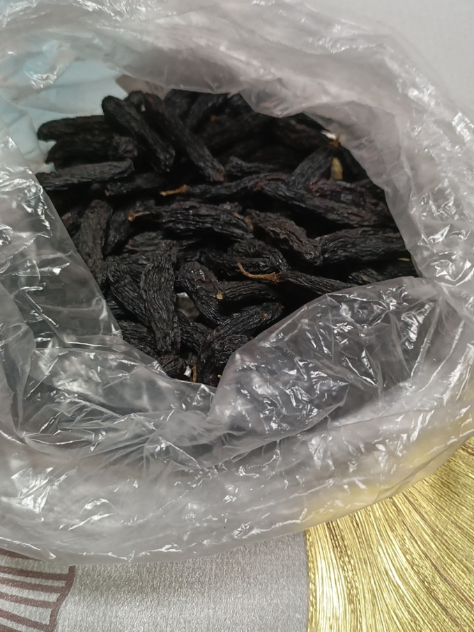 新疆哈密特级黑蓝宝石葡萄干:天然晾晒,无籽无添加,美味健康,黑玫瑰般