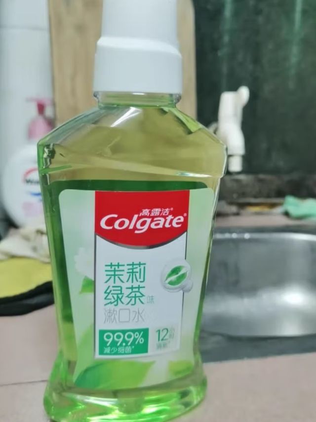 高露洁无酒精漱口水，健康之选！