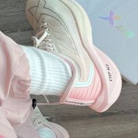 一双自带“粉红泡泡”的跑鞋
