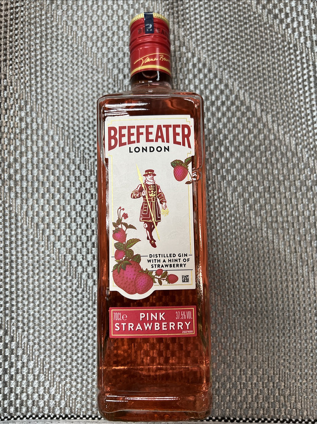 必富达（Beefeater）金酒，这款是粉红金酒风味配制酒