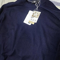 这款圆领羊毛衫黑色毛衣，是海澜之家品牌中的一款经典款式。