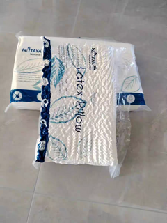 Nittaya乳胶枕是一款来自泰国的天然乳胶枕，具有护颈、助睡眠等多种功能。
