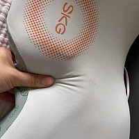 SKG蝶梦枕是一款专为护颈助眠设计的枕头
