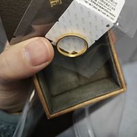 磨砂的素圈金戒指真好看