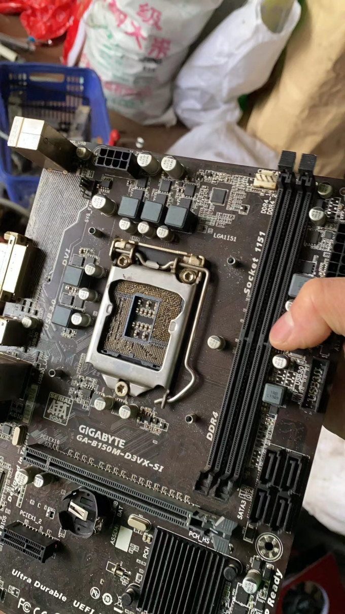 一堆主板,翻开一看,好家伙,华硕h61,华硕b85,华硕b85pro还有带个i7