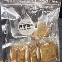 古早万丹香葱牛轧糖夹心饼干是一款手工制作的网红零食，以其独特的风味和口感吸引了众多消费者。