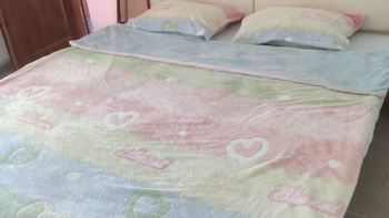 珊瑚绒的床单被套，很暖和，睡得很香