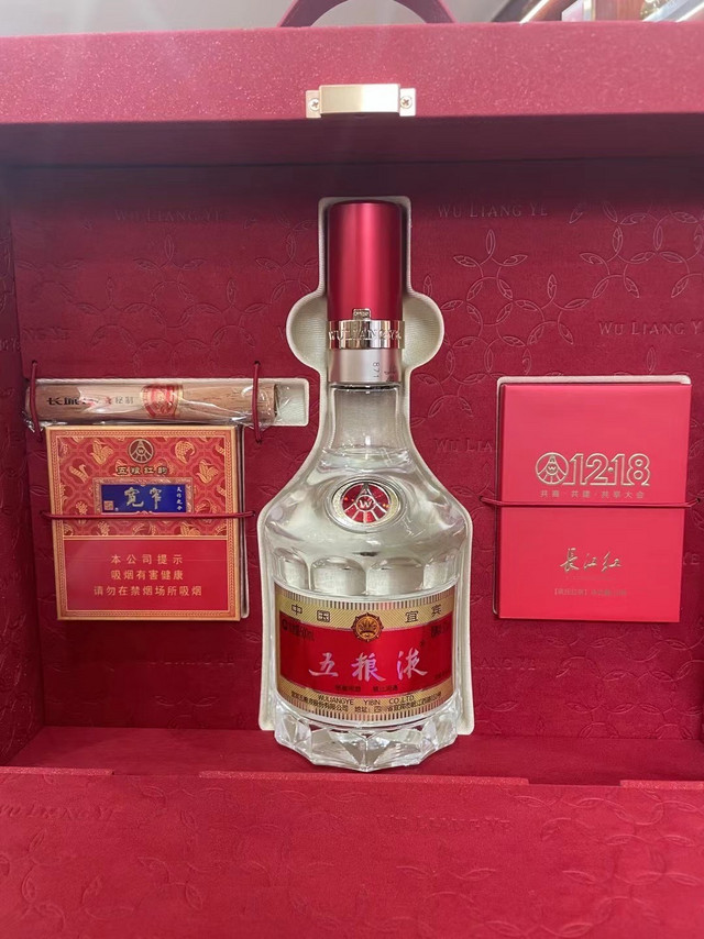 小酒哥过年准备的五粮液白酒礼盒