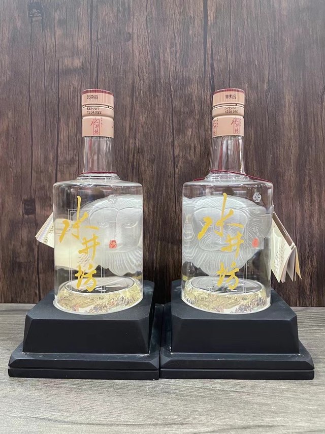 原来水井坊的典藏也出过非卖品的,小酒哥有幸拿到了两瓶