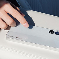魅族21吉利银河定制版手机发布，采用银河星图的独特设计，印有魅族和吉利银河Logo
