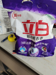 立白洗衣粉，让污渍无处藏身！