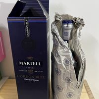 一瓶老版本的马爹利蓝带干邑