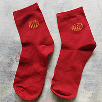 不管是不是本命年，买双红袜子穿穿！